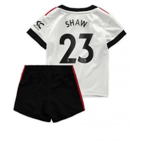 Baby Fußballbekleidung Manchester United Luke Shaw #23 Auswärtstrikot 2022-23 Kurzarm (+ kurze hosen)